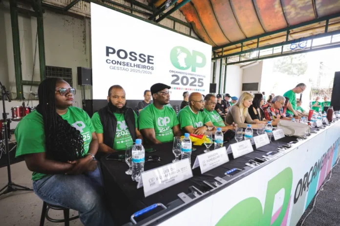 Emendas parlamentares batem recorde de R$ 61 bi em 2026 Mesa técnica e conselheiros do Orçamento Participativo reunidos em evento oficial sobre gestão orçamentária. A imagem destaca a importância da participação popular e da fiscalização social, temas centrais para garantir a transparência diante do aumento das emendas parlamentares em 2026.
