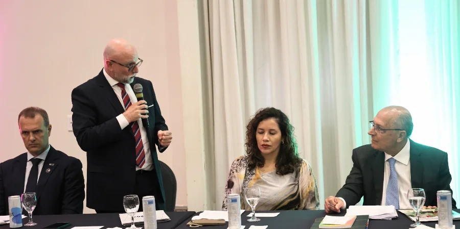 O vice-presidente da FIERGS, Ubiratã Rezler, fala ao microfone para o vice-presidente da República, Geraldo Alckmin, durante a entrega de documento sobre a competitividade industrial em Caxias do Sul.