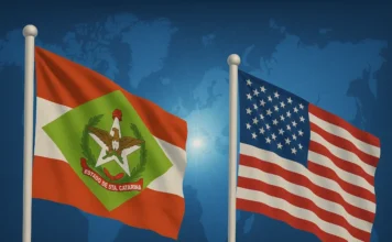 FIESC alerta para riscos de novas tarifas dos EUA Duas bandeiras hasteadas lado a lado: à esquerda, a bandeira do Estado de Santa Catarina e, à direita, a bandeira dos Estados Unidos. Elas aparecem em destaque contra um fundo azul que exibe um mapa-múndi estilizado com um ponto de luz central.