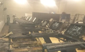 Fogo destrói equipamentos em academia no Centro de Içara Vista interna de uma academia no Centro de Içara após incêndio, exibindo uma fileira de esteiras de corrida com painéis e estruturas severamente danificados pelas chamas e pelo calor.