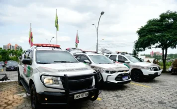 Furto em empresa de Içara gera prejuízo de R$ 180 mil Viatura da Polícia Militar em destaque, com iluminação de emergência ativada, representando a segurança pública no local onde cerca de 35 pneus e ferramentas foram furtados.