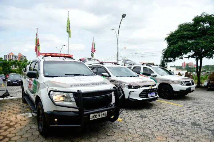 Furto em empresa de Içara gera prejuízo de R$ 180 mil Viatura da Polícia Militar em destaque, com iluminação de emergência ativada, representando a segurança pública no local onde cerca de 35 pneus e ferramentas foram furtados.