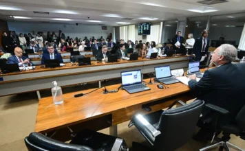 GT do Banco Master se reúne com STF e Polícia Federal Vista geral da sala de sessões da Comissão de Assuntos Econômicos (CAE) do Senado Federal durante uma reunião. Em primeiro plano, um senador preside a mesa de costas para a câmera, enquanto outros parlamentares estão sentados à frente, no contexto das discussões do grupo de trabalho sobre o Banco Master.