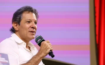 Haddad analisa “Capitalismo Superindustrial” em novo livro O ministro da Fazenda, Fernando Haddad, fala ao microfone durante o evento de lançamento do seu livro "Capitalismo Superindustrial" no Sesc 14 Bis, em São Paulo.