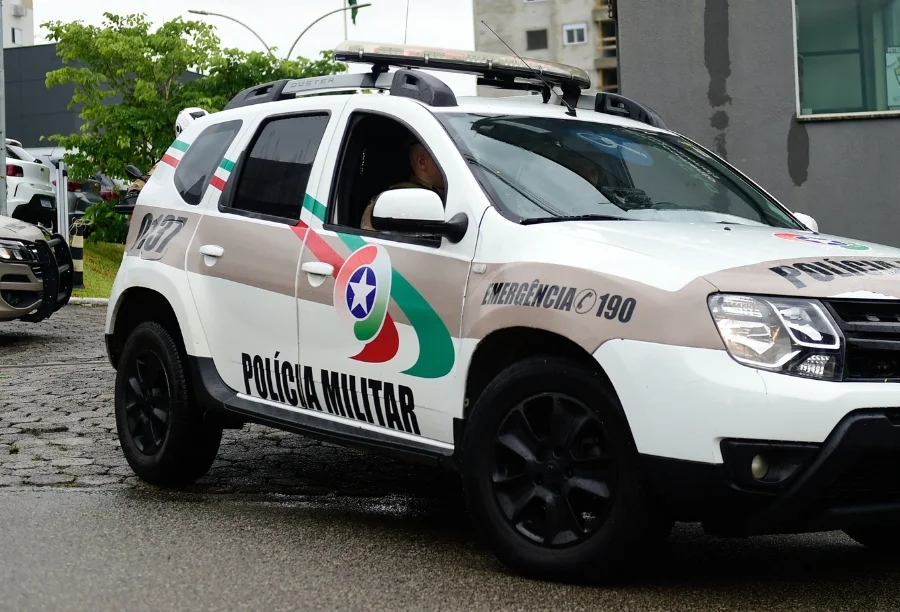 Homem é preso após furtar 20 kg de cobre em Nova Veneza Veículo oficial da Polícia Militar, força de segurança que atendeu a ocorrência de furto em metalúrgica no bairro Caravaggio, em Nova Veneza.