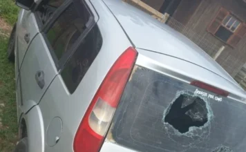 Homem é preso duas vezes em três horas em Araranguá Registro fotográfico do carro da ex-companheira do suspeito, que teve o vidro traseiro destruído pelo homem durante a segunda ocorrência de violência registrada na quarta-feira (18).