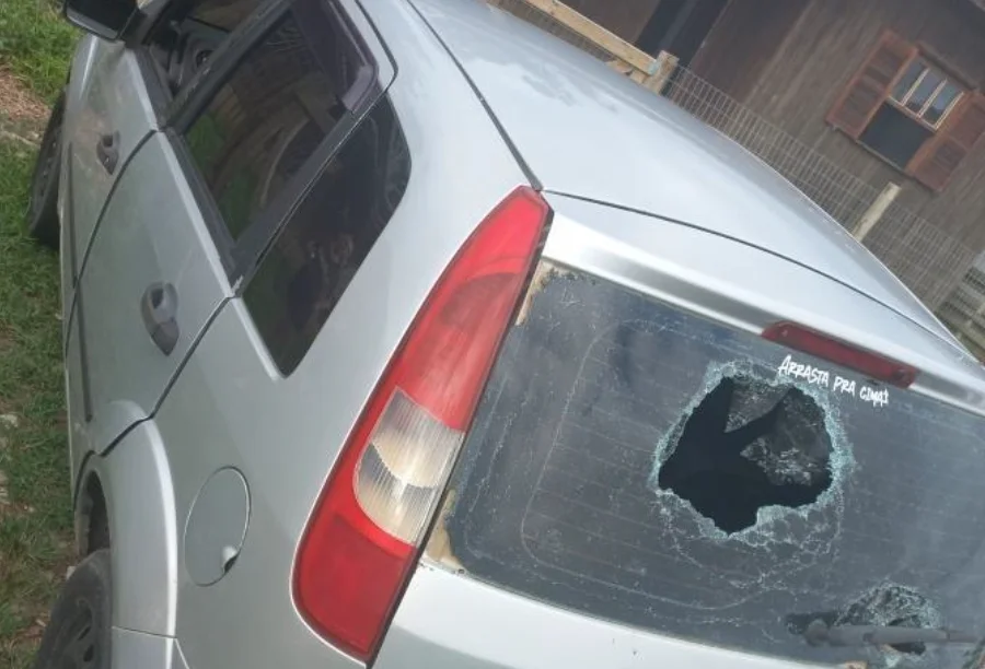 Registro fotográfico do carro da ex-companheira do suspeito, que teve o vidro traseiro destruído pelo homem durante a segunda ocorrência de violência registrada na quarta-feira (18).