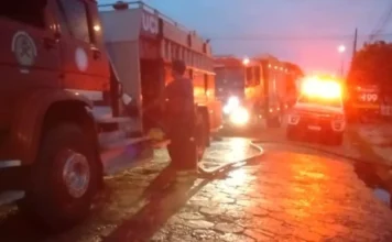 Incêndio atinge residência no Balneário Rincão Equipes dos Bombeiros Voluntários de Balneário Rincão e Bombeiros Militares mobilizadas no local do incêndio em residência na Avenida Vital Mariano Estácio.