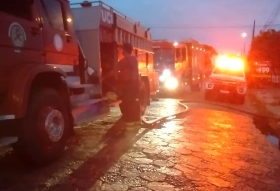 Incêndio atinge residência no Balneário Rincão Equipes dos Bombeiros Voluntários de Balneário Rincão e Bombeiros Militares mobilizadas no local do incêndio em residência na Avenida Vital Mariano Estácio.