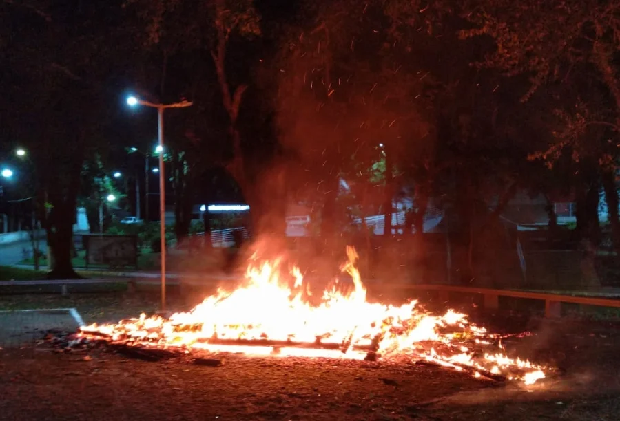 Fotografia noturna registra o momento em que a estrutura de madeira da 