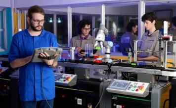 Indústria de SC ganha 23,7 mil novos aprendizes pelo SENAI Estudantes de aprendizagem industrial realizam atividades práticas com tecnologia de automação e robótica em uma unidade do SENAI em Santa Catarina.