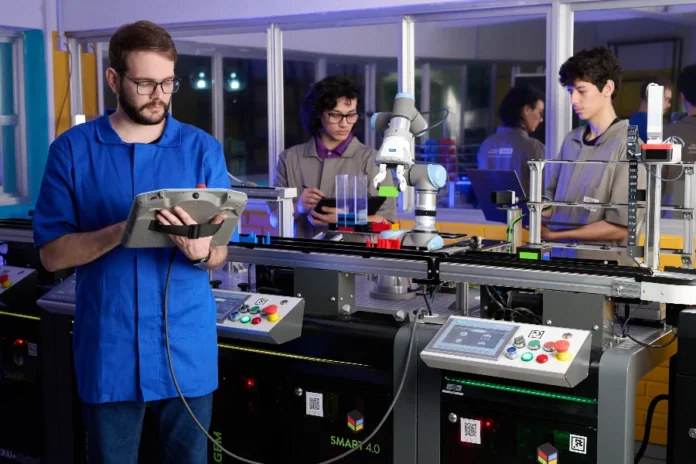 Indústria de SC ganha 23,7 mil novos aprendizes pelo SENAI Estudantes de aprendizagem industrial realizam atividades práticas com tecnologia de automação e robótica em uma unidade do SENAI em Santa Catarina.