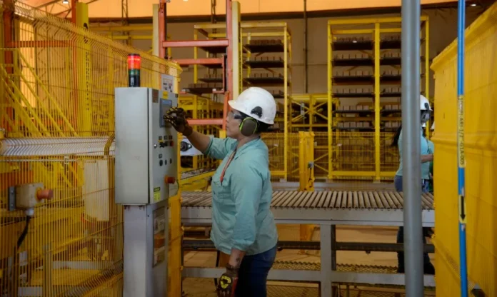 Ipea Redução para 40 horas tem custo de salário mínimo Trabalhadora da indústria opera painel de controle em fábrica; estudo do Ipea aponta que redução da jornada de trabalho para 40 horas teria baixo impacto de custos no setor industrial.