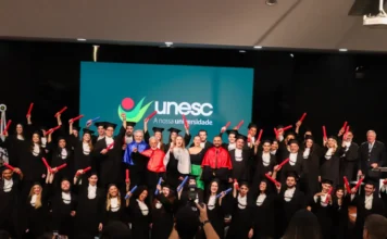 Jovem supera câncer raro e se forma em Direito na Unesc Grupo de formandos da Unesc, incluindo a turma de Direito, celebra no palco levantando os canudos durante a cerimônia de colação de grau em Criciúma, onde a estudante Larissa Vidal Borba recebeu seu diploma após superar um câncer raro.