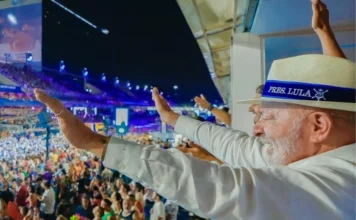 Lula encerra maratona de Carnaval com desfiles no Rio Presidente Lula acena para o público durante desfile de Carnaval na Marquês de Sapucaí, Rio de Janeiro.