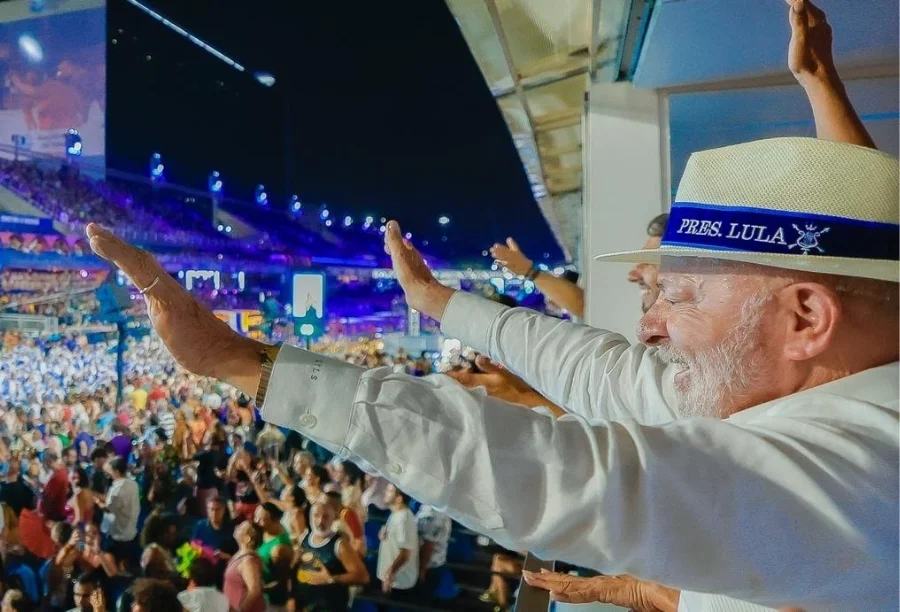 Presidente Lula acena para o público durante desfile de Carnaval na Marquês de Sapucaí, Rio de Janeiro.