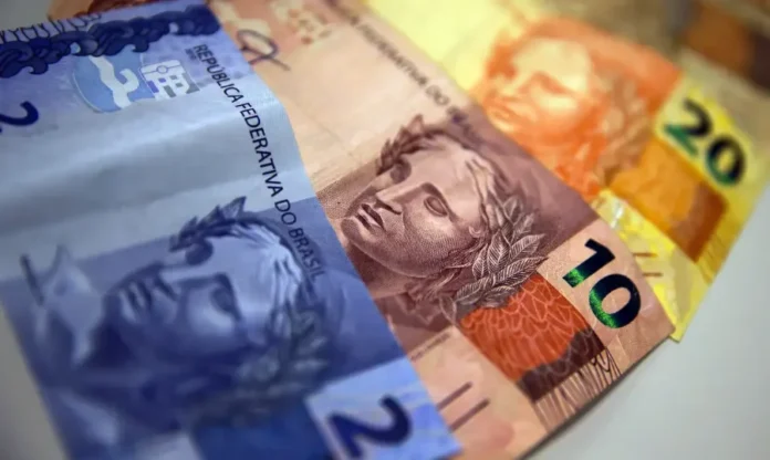 Mercado reduz projeção da inflação para 3,95% em 2026 Notas de Real brasileiro dispostas de forma sobreposta, simbolizando o poder de compra e as variações do índice de inflação IPCA discutidas pelo mercado financeiro.