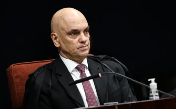 Moraes gera mal-estar no STF após operação sigilosa da PF Imagem focada no ministro Alexandre de Moraes, relator de inquéritos sensíveis no STF, durante exercício de suas funções. A composição ressalta sua figura centralizadora no tribunal, tema principal da matéria que aborda a crescente desconfiança entre os ministros do colegiado.