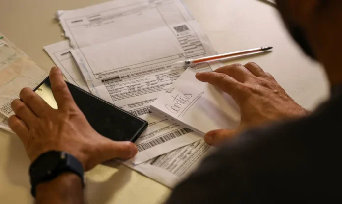 Novo salário mínimo de R$ 1.621 começa a ser pago hoje O reajuste do salário mínimo para R$ 1.621 impacta o orçamento de milhões de brasileiros que utilizam o piso nacional para pagar suas contas mensais. Foto: Marcelo Camargo/Agência Brasil