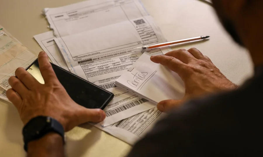 Novo salário mínimo de R$ 1.621 começa a ser pago hoje O reajuste do salário mínimo para R$ 1.621 impacta o orçamento de milhões de brasileiros que utilizam o piso nacional para pagar suas contas mensais. Foto: Marcelo Camargo/Agência Brasil