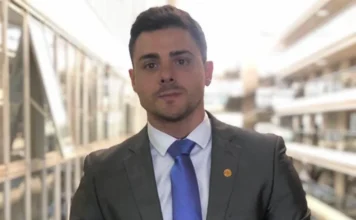 PL dispensa audiência de custódia em maus-tratos a animais Retrato de meio corpo do deputado Delegado Bruno Lima (PP-SP). O parlamentar é o autor da proposta que busca dispensar a audiência de custódia em casos de flagrante por maus-tratos a animais.