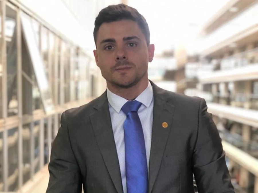 Retrato de meio corpo do deputado Delegado Bruno Lima (PP-SP). O parlamentar é o autor da proposta que busca dispensar a audiência de custódia em casos de flagrante por maus-tratos a animais.