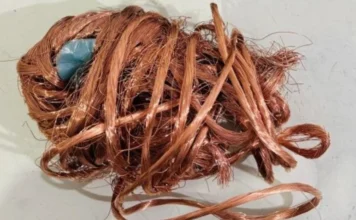 PM detém dupla por furto e receptação de fios em Araranguá Emaranhado de fios de cobre descascados, representando o material apreendido pela Polícia Militar de Araranguá na ocorrência de furto e receptação.