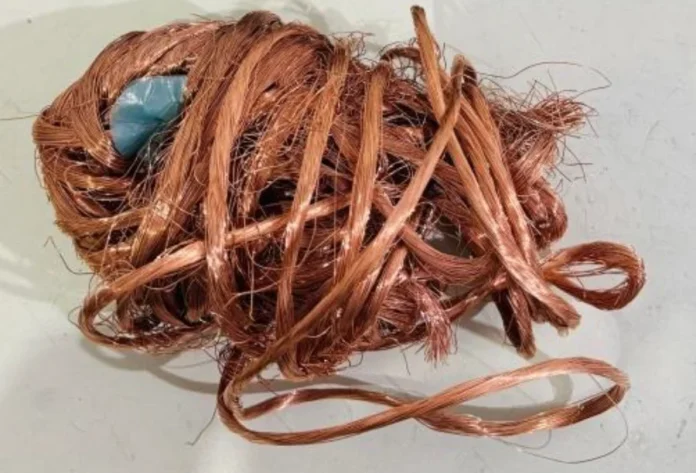 PM detém dupla por furto e receptação de fios em Araranguá Emaranhado de fios de cobre descascados, representando o material apreendido pela Polícia Militar de Araranguá na ocorrência de furto e receptação.