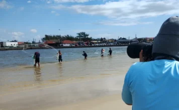 Projeto Botos do Araranguá realiza visita técnica no RS Registro de campo no Rio Tramandaí mostrando a prática da pesca artesanal e o trabalho de monitoramento fotográfico realizado pela equipe do Projeto Botos do Araranguá durante intercâmbio técnico no Rio Grande do Sul.