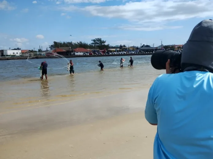 Projeto Botos do Araranguá realiza visita técnica no RS Registro de campo no Rio Tramandaí mostrando a prática da pesca artesanal e o trabalho de monitoramento fotográfico realizado pela equipe do Projeto Botos do Araranguá durante intercâmbio técnico no Rio Grande do Sul.