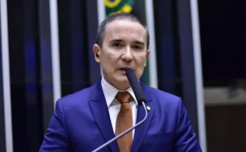 Projeto endurece punição por exploração sexual em fronteiras O deputado federal Duda Ramos (MDB-RR), autor do PL 6986/25, durante pronunciamento no plenário sobre o endurecimento de penas para crimes de exploração sexual em áreas de fronteira.