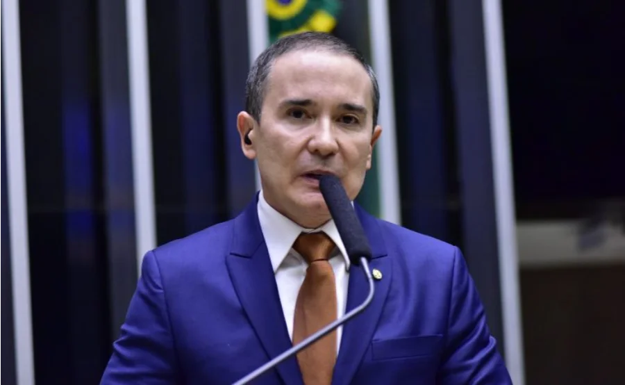 O deputado federal Duda Ramos (MDB-RR), autor do PL 6986/25, durante pronunciamento no plenário sobre o endurecimento de penas para crimes de exploração sexual em áreas de fronteira.