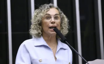 Projeto prevê rastreamento para barrar bebidas falsas Deputada Ana Paula Lima, autora do PL 5661/25 sobre rastreabilidade de bebidas, discursando na Câmara.