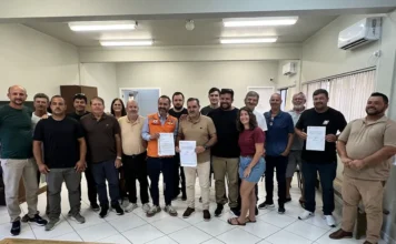 Quatro comunidades terão novas pontes em Santa Rosa do Sul Foto em grupo com autoridades municipais de Santa Rosa do Sul, incluindo o prefeito Almides Roberg da Rosa (ao centro, segurando documento), e representantes da Defesa Civil estadual, posando após a assinatura das ordens de serviço para a construção das cabeceiras de quatro novas pontes de concreto.