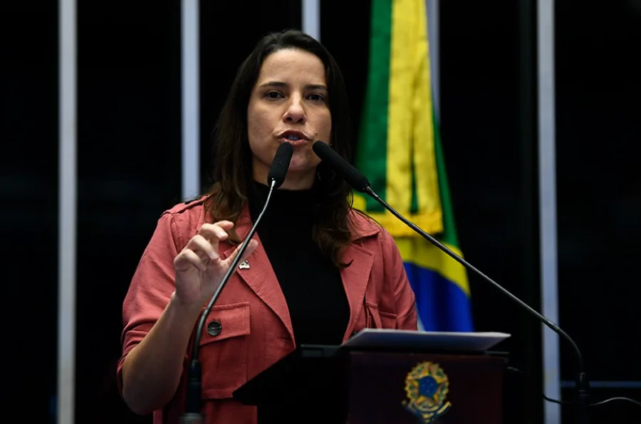 A governadora de Pernambuco, Raquel Lyra, fala ao microfone durante depoimento na Comissão Parlamentar de Inquérito (CPI) do Crime Organizado no Senado Federal.