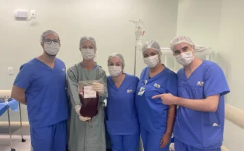 SC alerta para sinais de leucemia e importância do exame Equipe médica do Centro de Pesquisas Oncológicas (Cepon) em Florianópolis, segurando uma bolsa de sangue em uma sala de procedimentos. A imagem ilustra o trabalho realizado pela unidade, que é referência no tratamento de leucemia e em transplantes de medula óssea em Santa Catarina.