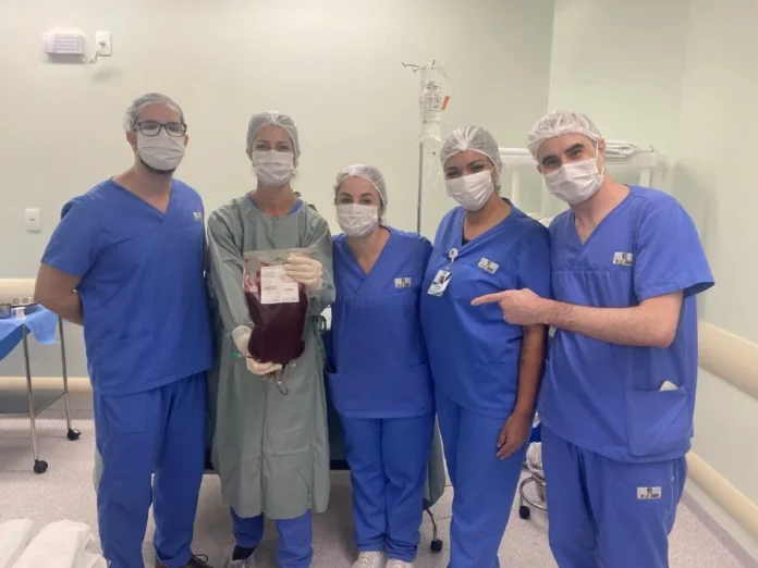 SC alerta para sinais de leucemia e importância do exame Equipe médica do Centro de Pesquisas Oncológicas (Cepon) em Florianópolis, segurando uma bolsa de sangue em uma sala de procedimentos. A imagem ilustra o trabalho realizado pela unidade, que é referência no tratamento de leucemia e em transplantes de medula óssea em Santa Catarina.