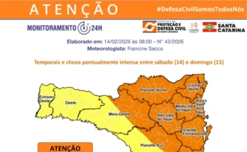 SC entra em alerta para temporais e chuva intensa no domingo Infográfico de alerta meteorológico da Defesa Civil de SC. O texto destaca o início do alerta para as 14h de sábado e término às 22h de domingo. O mapa aponta risco alto para enxurradas nas áreas em laranja e risco moderado para destelhamentos e queda de árvores em todo o estado.