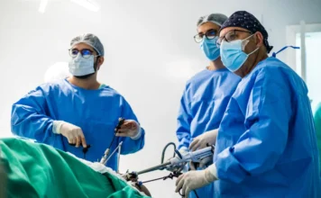 SC registra alta de 550% em cirurgias bariátricas pelo SUS Profissionais de saúde paramentados realizam cirurgia bariátrica por videolaparoscopia, procedimento que teve crescimento de 550% na rede estadual de saúde catarinense.