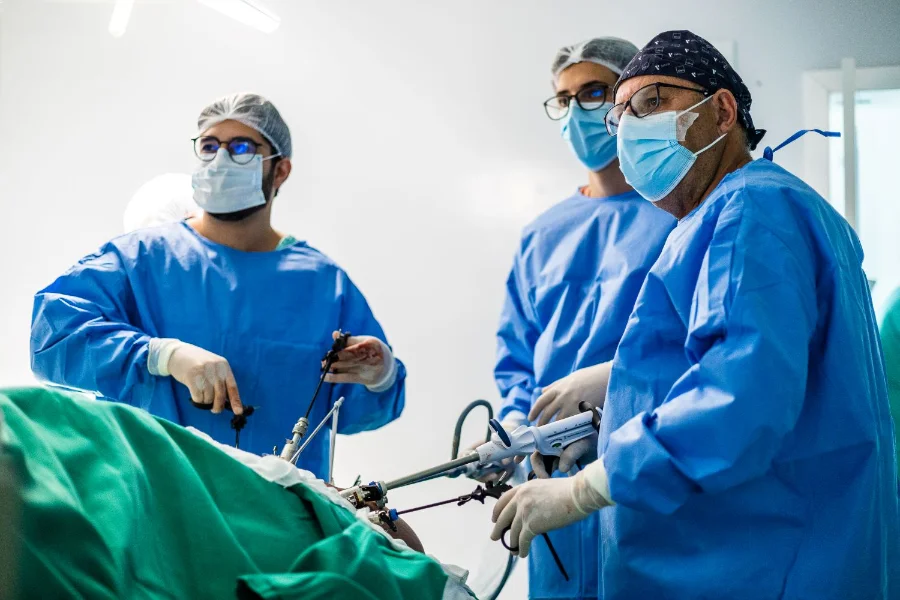 Profissionais de saúde paramentados realizam cirurgia bariátrica por videolaparoscopia, procedimento que teve crescimento de 550% na rede estadual de saúde catarinense.