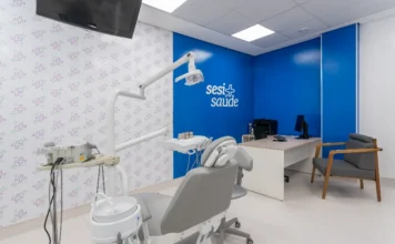 SESI/SC realiza 136,5 mil procedimentos dentários em 2025 Vista interna de uma clínica de odontologia do SESI SC. O ambiente é limpo e bem iluminado, destacando o equipamento técnico e a área de consulta, representando a qualidade dos serviços de saúde bucal oferecidos à indústria e comunidade.