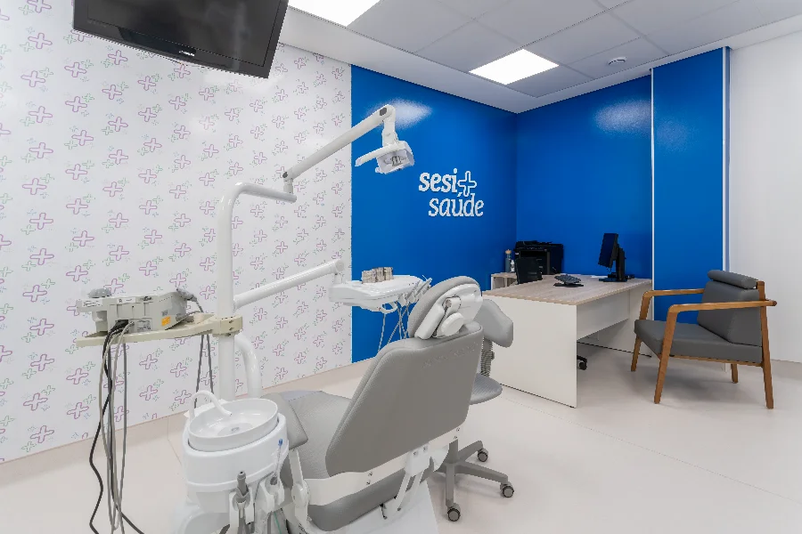 SESI SC realiza 136,5 mil procedimentos dentários em 2025 Vista interna de uma clínica de odontologia do SESI SC. O ambiente é limpo e bem iluminado, destacando o equipamento técnico e a área de consulta, representando a qualidade dos serviços de saúde bucal oferecidos à indústria e comunidade.