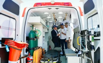 SUS bate recorde com 14,7 milhões de cirurgias em 2025 Foto do presidente Lula e do ministro Padilha inspecionando o interior de uma nova ambulância do SAMU, com equipamentos médicos visíveis. A imagem ilustra os investimentos do governo federal na saúde, como a entrega de novas ambulâncias e equipamentos para o SUS, que contribuíram para o recorde de cirurgias eletivas no país.