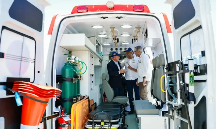 SUS bate recorde com 14,7 milhões de cirurgias em 2025 Foto do presidente Lula e do ministro Padilha inspecionando o interior de uma nova ambulância do SAMU, com equipamentos médicos visíveis. A imagem ilustra os investimentos do governo federal na saúde, como a entrega de novas ambulâncias e equipamentos para o SUS, que contribuíram para o recorde de cirurgias eletivas no país.