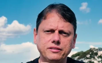 Tarcísio questiona imparcialidade da lei e rigor no Carnaval O governador de São Paulo, Tarcísio de Freitas, com expressão séria em vídeo onde questiona a imparcialidade da Justiça e critica a presença de propaganda política no Carnaval.