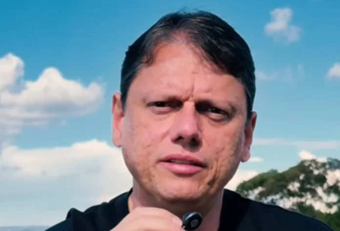 Tarcísio questiona imparcialidade da lei e rigor no Carnaval O governador de São Paulo, Tarcísio de Freitas, com expressão séria em vídeo onde questiona a imparcialidade da Justiça e critica a presença de propaganda política no Carnaval.