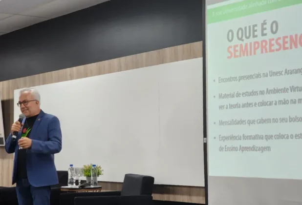 Diretor Dorvanil Vieira em apresenta&ccedil;&atilde;o no palco sobre a metodologia semipresencial.