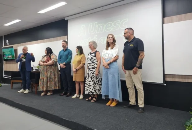 Equipe gestora da Unesc Ararangu&aacute; alinhada durante evento institucional.