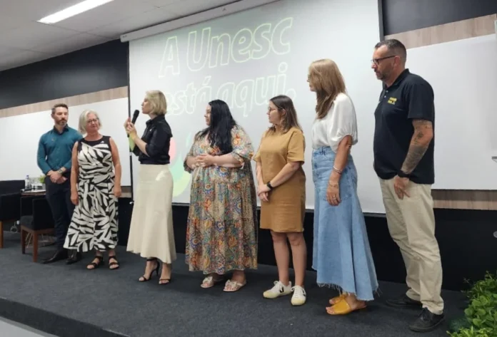 Unesc Araranguá lança cinco novos cursos semipresenciais (4) Reitora Gisele Coelho Lopes e coordenadores de curso no palco da Unesc Araranguá.