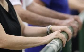 Unesc amplia debate sobre fibromialgia no Fevereiro Roxo Pacientes realizam exercícios físicos orientados com o auxílio de uma barra de apoio, parte fundamental do manejo da dor e fadiga na fibromialgia.